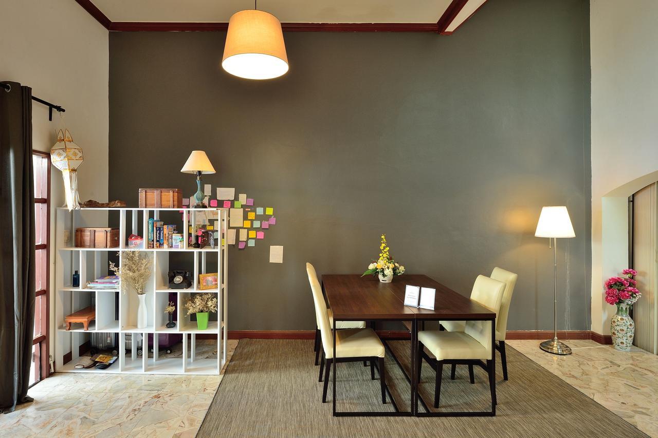 Lost And Found Bed And Breakfast Bangkok Bagian luar foto